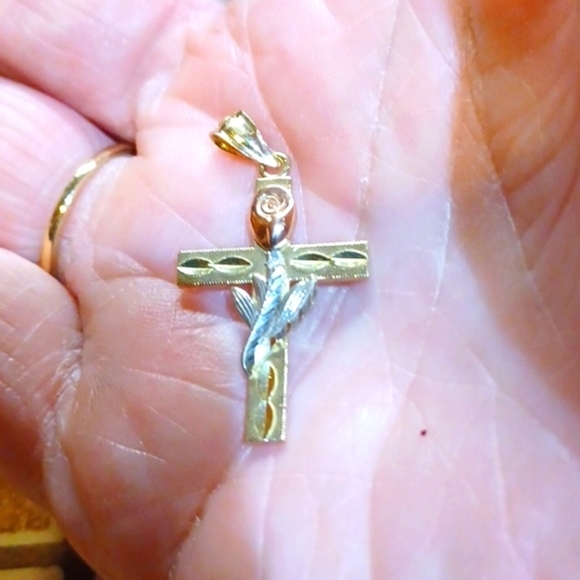 14KT GoldPentant‎ Cross W/TriGold Rose In Center 2GramsGold
